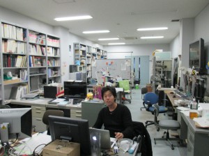 L'espace de travail du labo et Yajima.