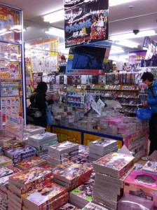 Des étagères pleine de magazine de manga et de goodies.