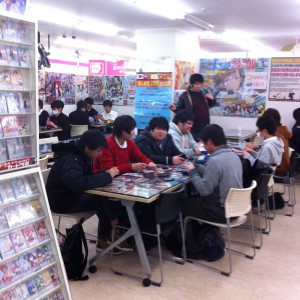Des japonais qui jouent aux cartes dans un supermarché.