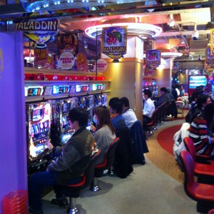 Un casino-salle d'arcade au sous-sol d'un supermarché.