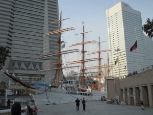 Le Nippon Maru, sublime quatre mats dans le port de Yokohama.