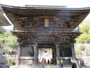 Le portail du temple au pied du mont Tsukuba