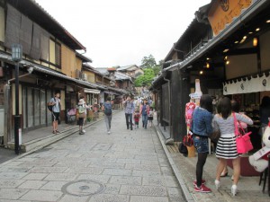 Les rues piétonnes de Gion où on mange gratuitement.
