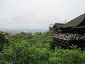Le temple Kyomizu Dera perché sur son nuage d'érables