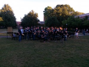 Concert d'une fanfare sur l'herbe du campus