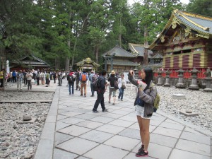 Le Toshogu est en fait un complexe de temple assez vaste et sublime. Van prend en photo des statues de singe.