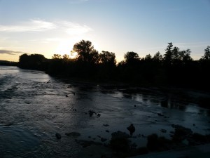 La rivière Willamette à la tombée de la nuit