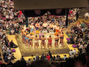 L'entrée des makuuchi, les meilleurs sumo du tournoi.